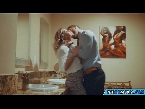 ❤️ Kui rinnakas blondiin võrgutab sind avalikus tualettruumis ️ Koduporno at us ﹏